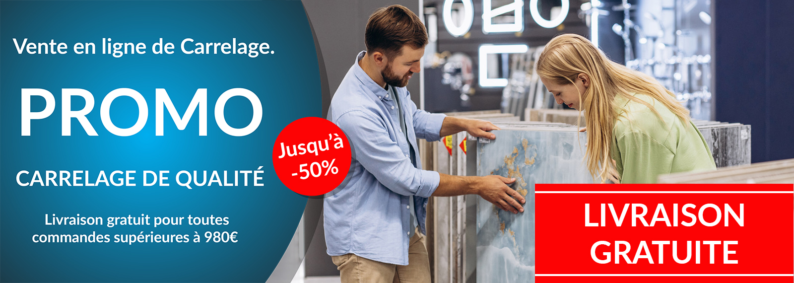 Promotion Confort'Mat : jusqu'à -50% sur le carrelage de qualité. Un couple choisit un modèle en magasin. Livraison gratuite à partir de 980€.